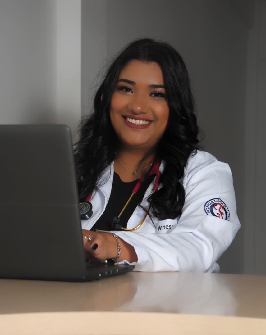 Profissional realizando atendimento fonoaudiológico